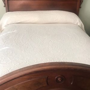 Classic White Quilted Bedspread - Timeless Home Bedding